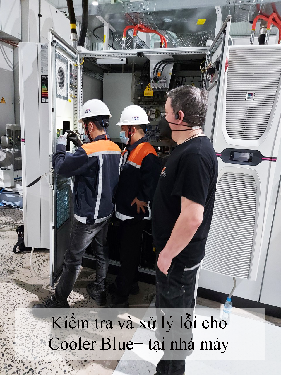 Hình ảnh kỹ sư làm việc tại nhà máy.