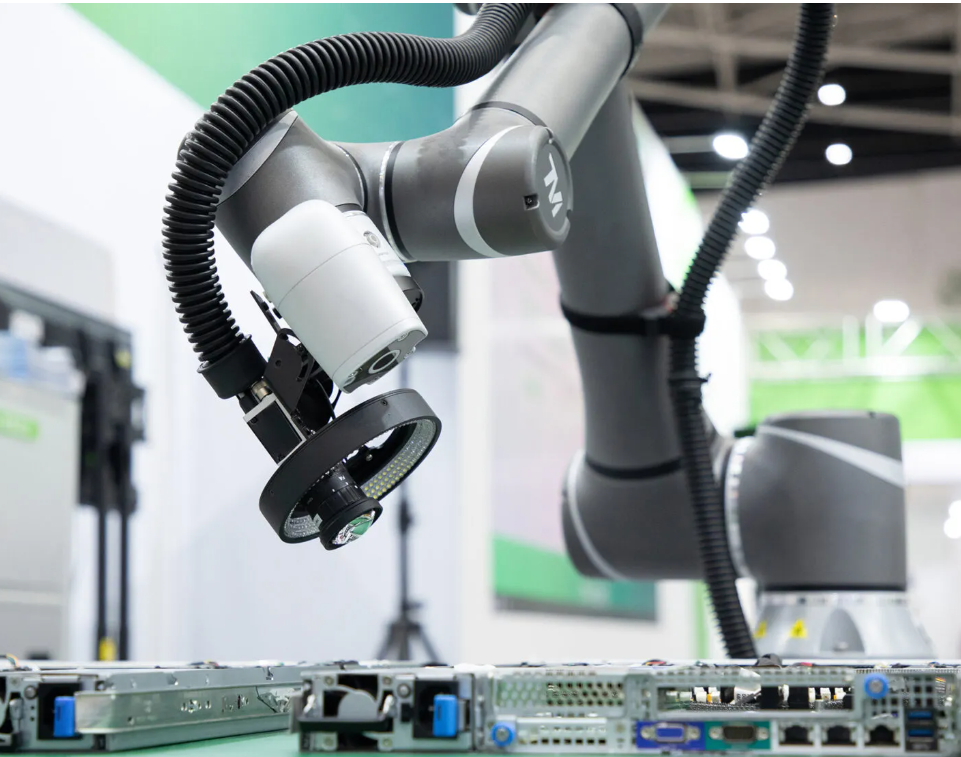 Giải pháp Robot kết hợp với kiểm tra ngoại quan bằng thị giác máy